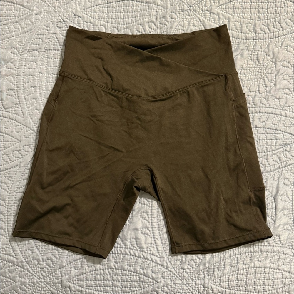 Halara Pet Hair Resistant Crossover 7in Black Biker Shorts